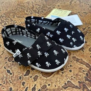Kids, Toms Tiny Classics Shoes. Size 4.5